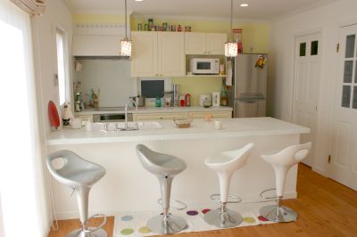 The kitchen counter serves for the dining table