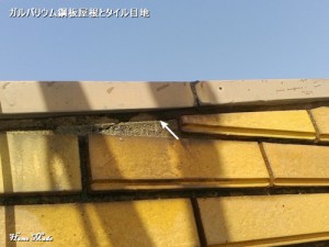 屋根とタイル目地