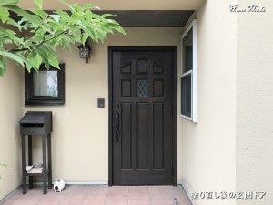 塗り直した木製玄関ドア