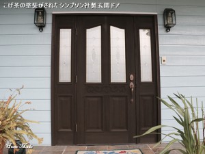 塗装が劣化したシンプソンの玄関ドア