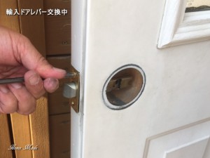 輸入ドアレバー交換中